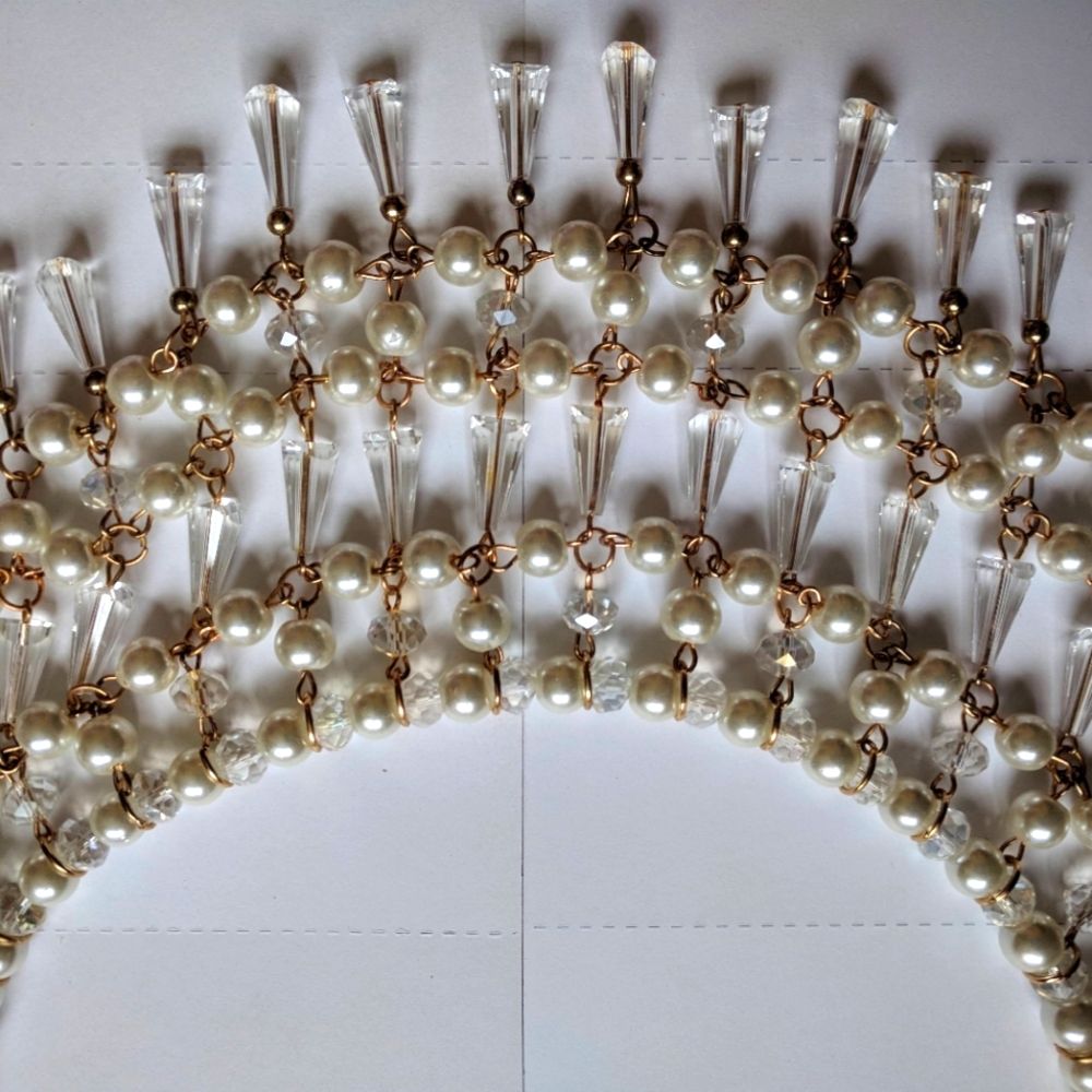 Pearly (faux) necklace, bib type